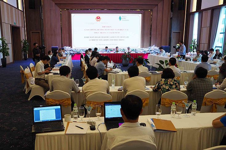 Members of the NA and relevant representatives from line-ministries, associations and the private sector discuss on traffic safety in Vietnam.