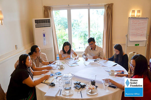 6 participants discuss on a round table