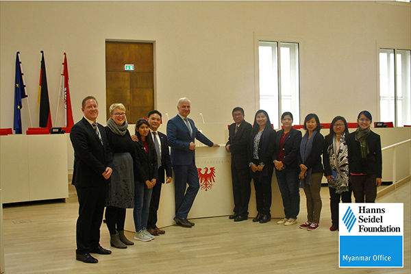 Dieter Dombrowski, Vice President of the Landtag of Brandenburg, Achim Munz and Henriette Kühnl from Hanns Seidel Foundation Myanmar with the Hluttaw representatives in the chamber of the Landtag.