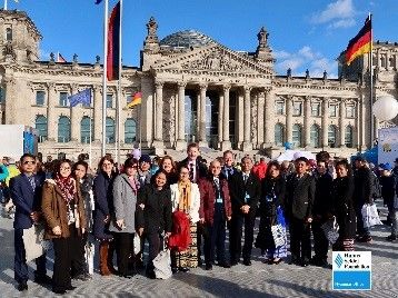 Delegation in front of the Bundestag on Unity Day