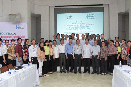 Group photo of the participants of the dialogue forum