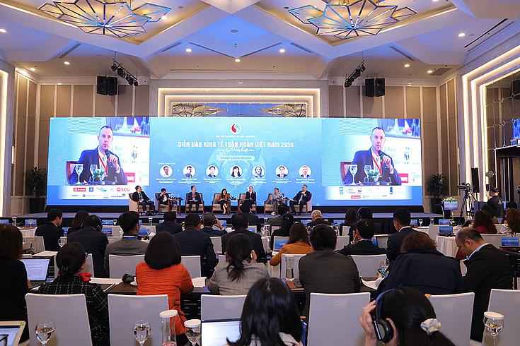 Mr. Michael Siegner, Resident Representative of HSF Vietnam, shared insights with the audience about our support for sustainable startups and the role of startups in driving the circular transition