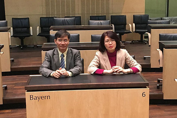 At the German Federal Assembly - Mr. Dao Quang Vinh, leader of the delegation, and Mrs. Mai Hai Yen of the Hanns Seidel Foundation