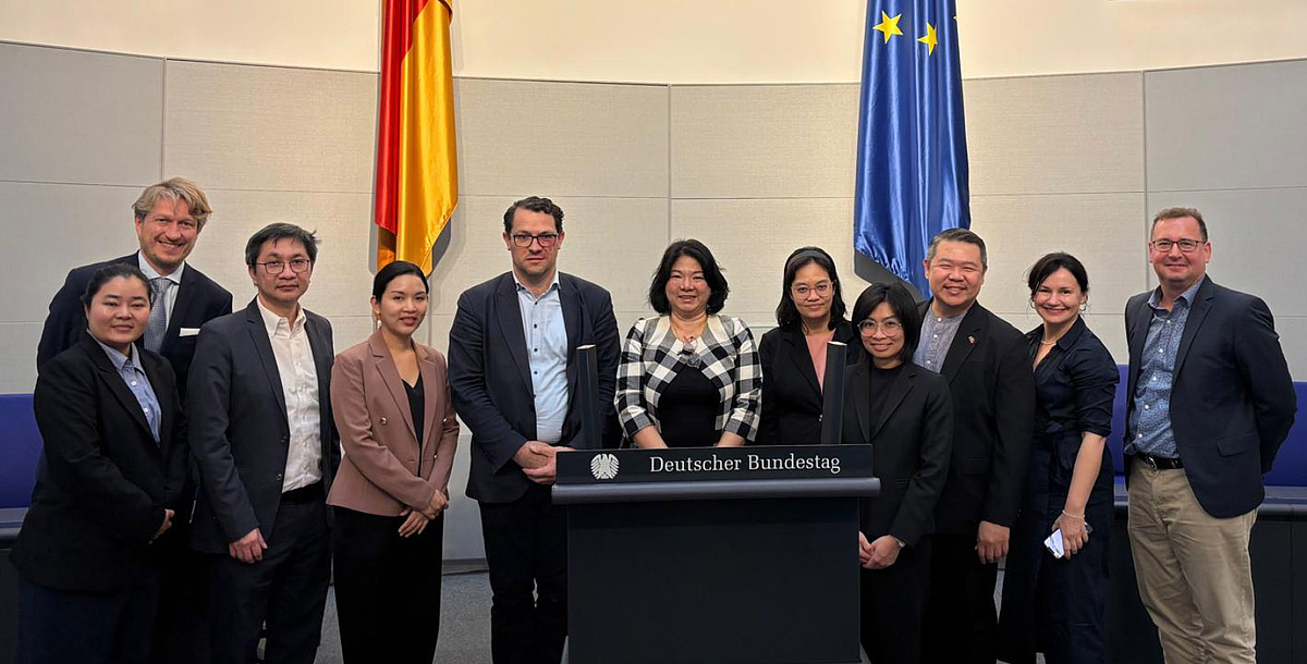 Dr. Axel Neubert, Resident Representative, Hanns Seidel Foundation Thailand, alongside Ms. Steejit Taipiboonsuk, Deputy Secretary-General of Thailand's House of Representatives, and Ms. Anna-Maria Pawliczek and Mr. Thomas Behm, International Exchange Programmes Division (Int 4), German Bundestag, and delegation members