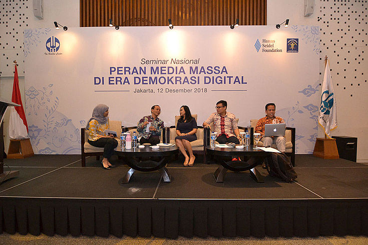 The expert panel discussed about the influence of mass media in the era of digital democracy.