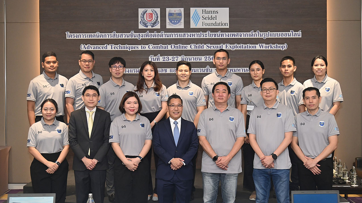 Police Captain Khemachart Prakaihongmanee, Director of the Technology and Cyber Crime Bureau, Department of Special Investigations (DSI), alongside Mr. Yeo Kok Leong, Deputy Superintendent of Criminal Investigation Department, Mr. Bryan Ang, Senior Investigation Officer, Criminal Investigation Department, Singapore Police Force (SPF) and personnel representatives from Thai law enforcement.