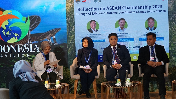 Representatives of MoEF, of the Climate Change Center in Brunei Darussalam and of the Center of Transboundary Haze Pollution Control participate as resource persons during a side event at the Indonesian paivilion