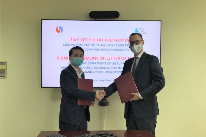 Dr Phan Tuan Hung – Director of DLA-MoNRE and Mr Michael Siegner – Resident Representative of HSF Vietnam at the signing ceremony