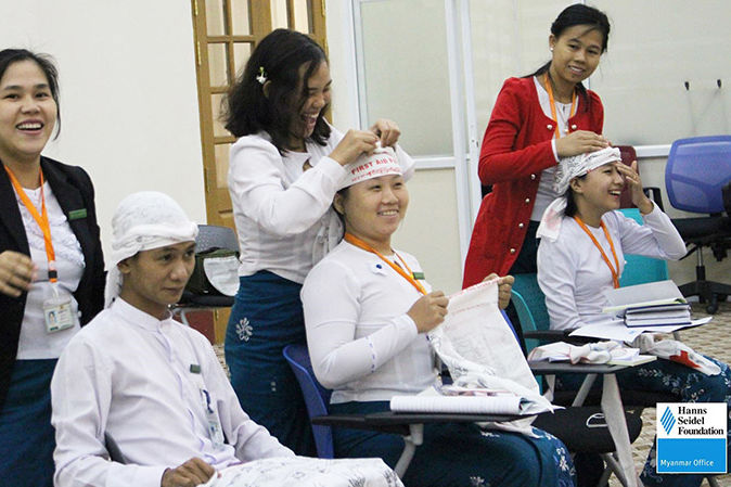 Amongst others, the participants learned how to correctly apply a bandage to a head wound.