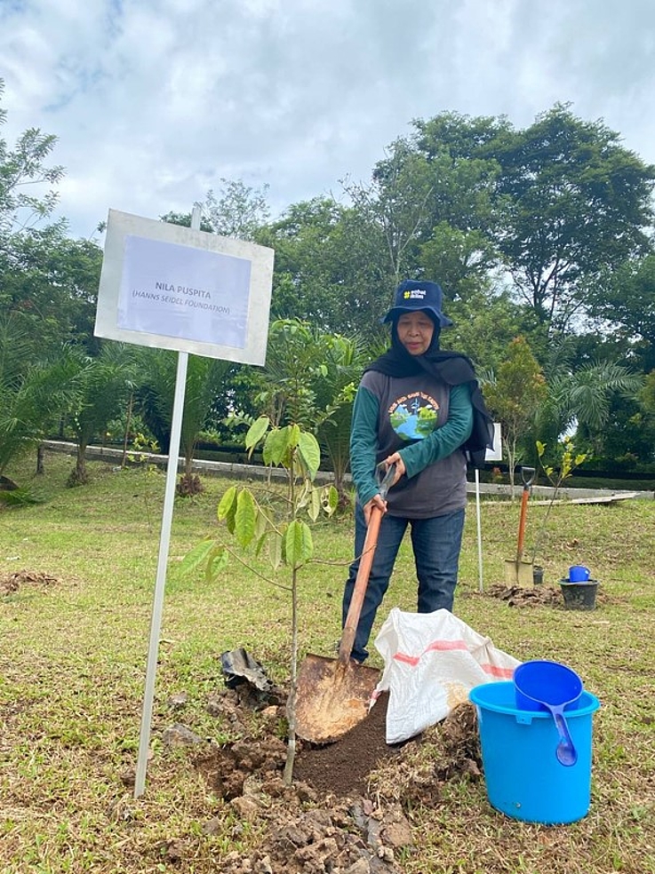 HSF, represented by Nila Puspita, got the honour to plant a tree in a landfill area