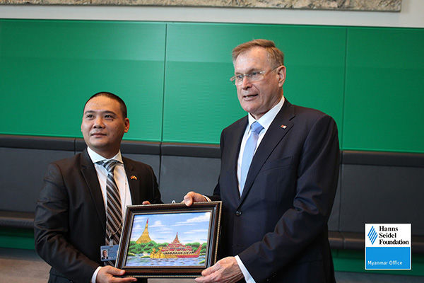 Exchange of Presents between the Myanmar Delegation and leading MPS