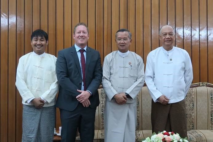 Achim Munz, Resident Representative HSF Myanmar (2.v.r.) und U Ohn Maung, Minister of Hotels and Tourism (2.v.r.)