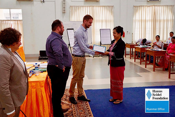 HSF Programme Manager Mr. Leander Ketelhodt handed the certificates of the UCSB training programme over to the participants together with Prof. Dr. Annegret Eppler and Mr. Paul Anderson.