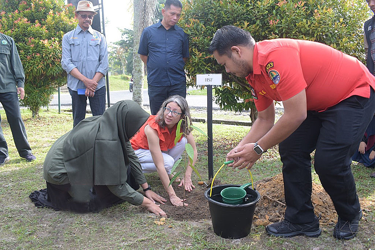 Julia Berger, Resident Representative of HSF, is planting a Durian tree for HSF during the Green Campus Launch  