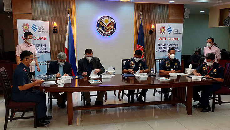 PNP Chief Police General Camilo Cascolan and HSF Resident Representative Götz Heinicke sign the Memorandum of Understanding as witnessed by Senior Police Officials for Human Resources & Doctrine Development, Police Community Relations, and Investigation and Detective Management.