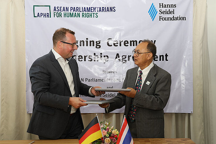 H.E. Kasit Piromya and Dr. Axel Neubert in the signing ceremony