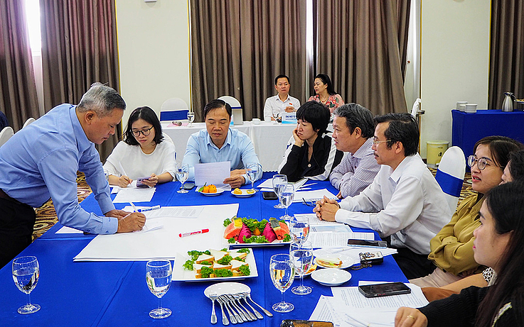 Experts and the participant discuss how to provide comprehensive reference materials for the draft bills.