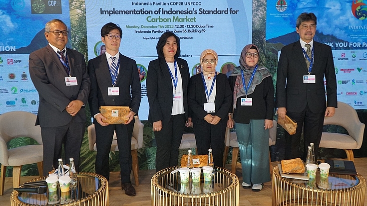 Experts participating in a session on “Implementation of Indonesia’s Standard for a Carbon Market”  from MoEF, the Indonesian National Accreditation Body and Global Envt Dept., Mitsubishi UFJ Research, and Consulting Japan 