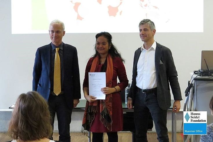 Ying Lao received her certificate from the Head of the Faculty of Political Science from University of Innsbruch and the Head of the Insitute for Comparative Federalism from the EURAC Research Institute.