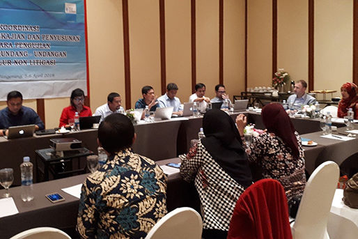 The experts from the Indonesian Ministry of Justice and various law faculties discuss issues of harmonization.