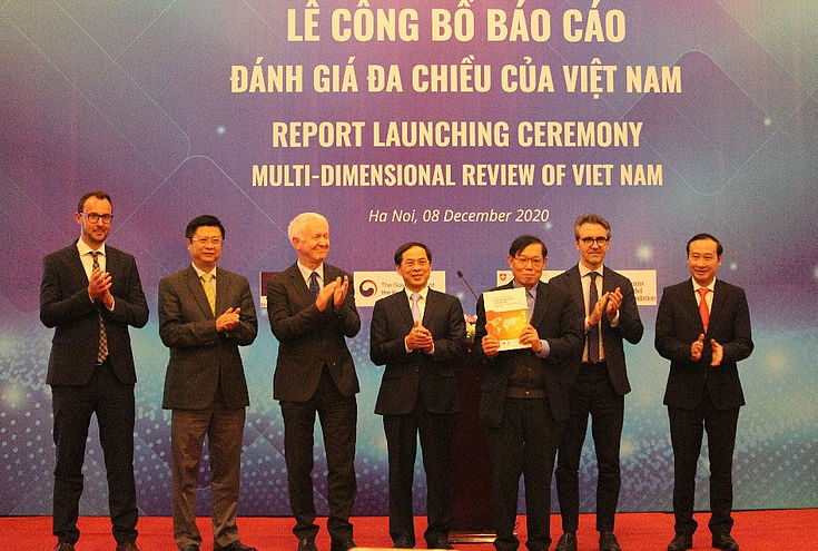The Report is officially handed over to HE Bui Thanh Son, Deputy Minister of Foreign Affairs of Viet Nam