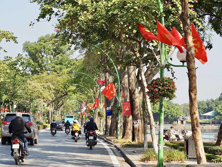 The streets of Hanoi are decorated with Vietnam Flags – during the Congress even more than usually. 