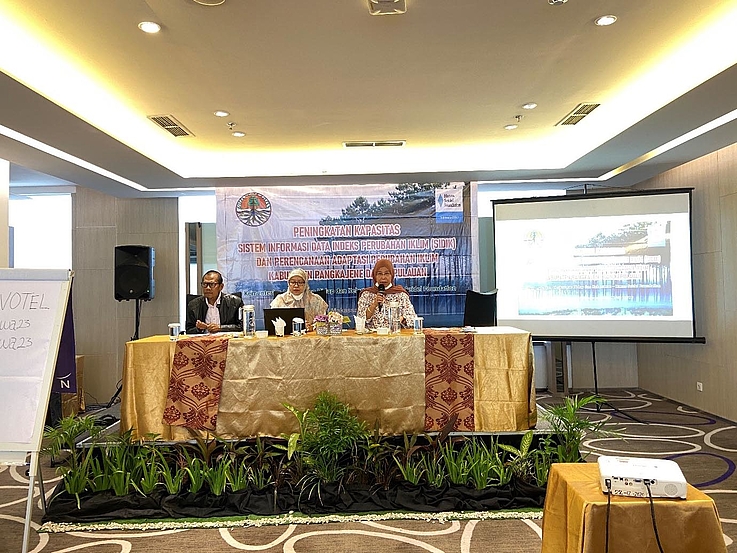 Opening session by representatives of the Center of Climate Change in Palangkaraya, Division Head of Adaptation of KLHK and Hanns Seidel Foundation