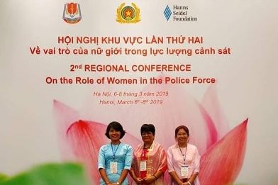 The two Myanmar police officers together with Chit Su Wai from HSF