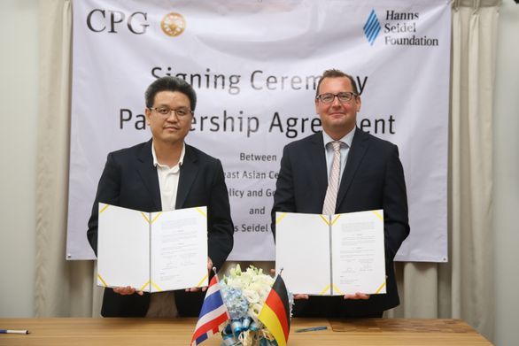 Dr. Duc Quang Ly and Dr. Axel Neubert in the signing ceremony