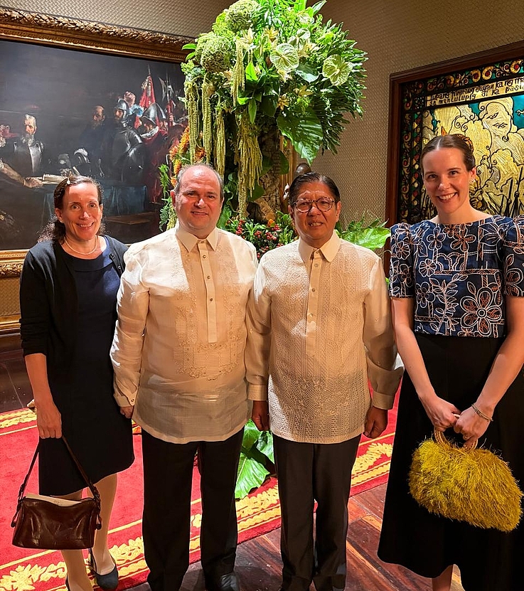 (In the picture from left to right : Dr. Almut Besold, Alexander Birle of HSF, President Marcos, Daniela Braun of KAS)