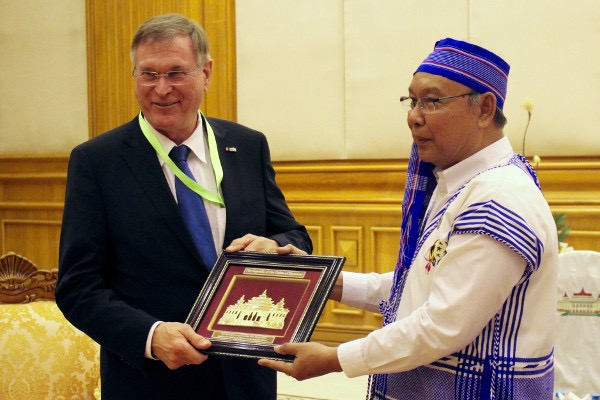 Vice president of the Bundestag Mr. Singhammer and speaker of the Amyotha Hluttaw Manh Win Khaing Than
