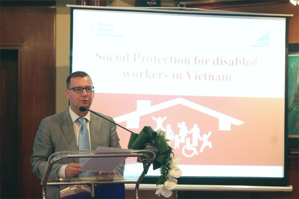 Dr. Axel Neubert, Country Director of HSF in Vietnam, giving their opening remarks