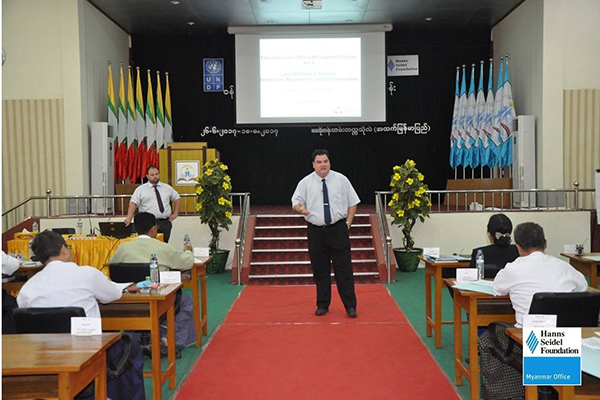 Dr. Soeren Keil (foreground) and Mr. Paul Anderson (background) from Canterbury Christchurch University gave interesting lectures about Federalism, Regionalism and Decentralization. Their respective field of research copes with Federalism. Hereby they applied it onto the Myanmar context.