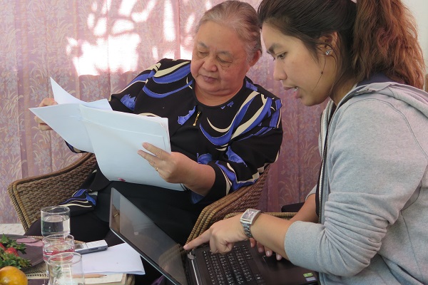 2 women analysing documents