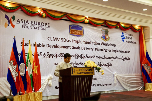 Deputy Union Minister U Maung Maung Win delivering a welcome speech