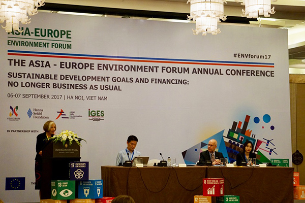 Professor Ursula Männle welcomes the participants of the ENVforum Conference in Hanoi.