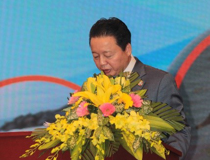 Environment minister Mr. Tran Hong Ha addresses the summit.